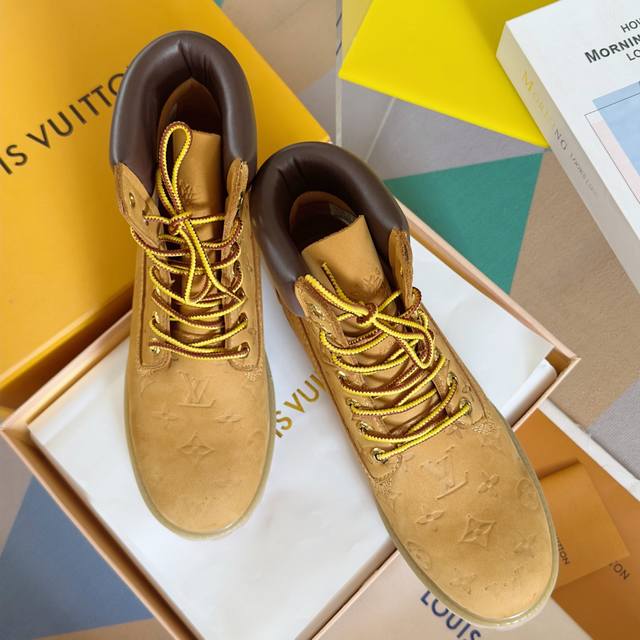 顶级版本：情侣款 Lv X Timberland 添柏岚 联名款 老花 大黄靴 及踝靴 短靴 Lv X Timberland 及踝靴取材 Monogram 压纹